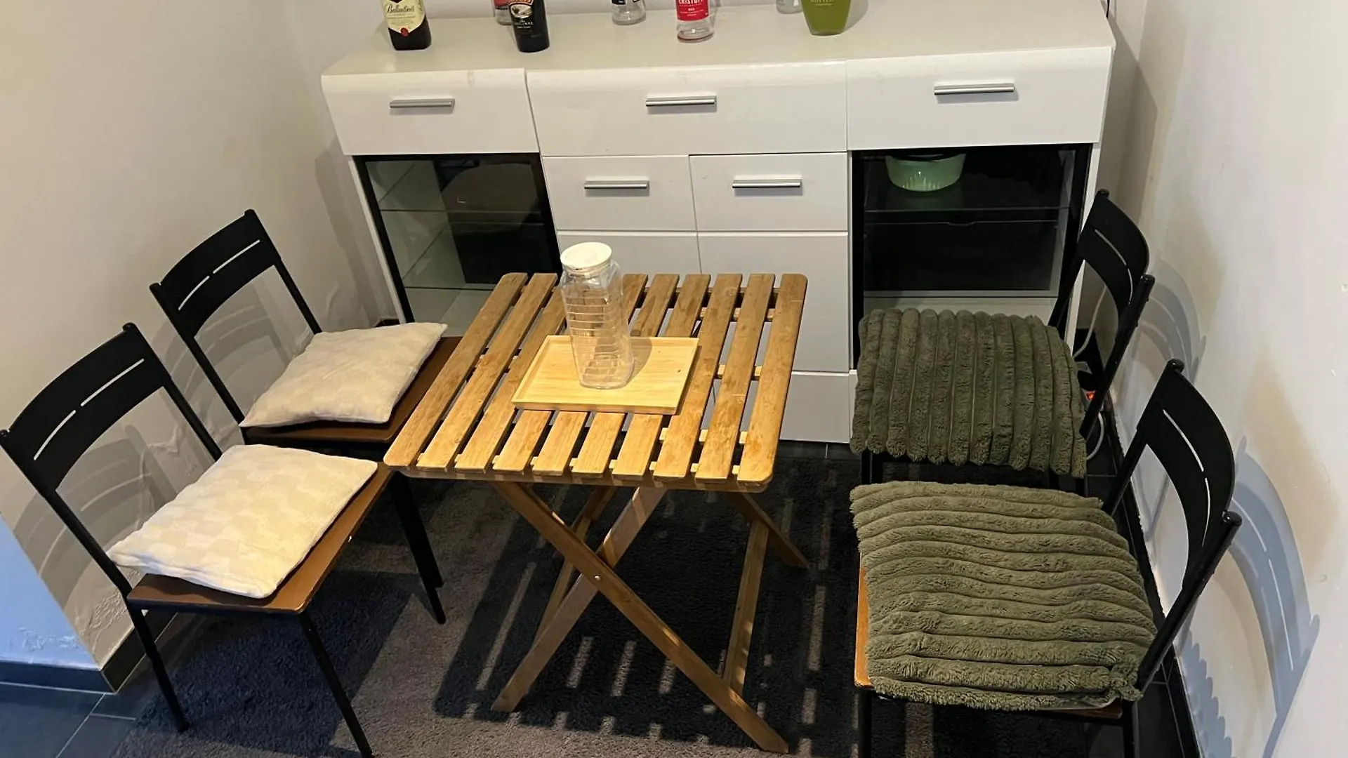 Cosy & Separate 1 Bedroom Apartment In A Big House Дюделанж
